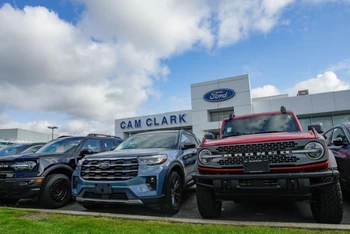 Các mẫu xe mới được trưng bày tại một đại lý Ford ở Vancouver, tỉnh British Columbia, Canada, ngày 3/4/2025. (Ảnh: Tân Hoa xã)