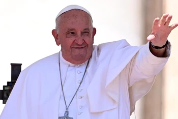 Đức Giáo hoàng Francis vẫy tay chào đám đông khi tham dự một sự kiện tại quảng trường Thánh Peter, Vatican ngày 26/5/2024. (Ảnh: Tân Hoa xã)