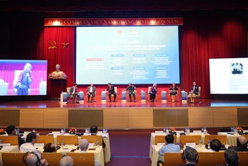 Các chuyên gia trao đổi tại Hội thảo khoa học quốc tế "50 năm thống nhất đất nước: Vai trò kiến tạo hòa bình của ngoại giao trong lịch sử và hiện tại”. (Ảnh: Giang Hồng)