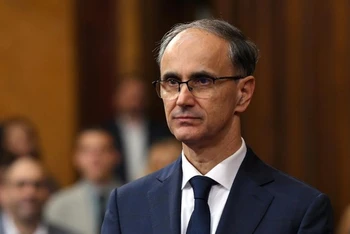 Ông Djuro Macut tuyên thệ nhậm chức tại tòa nhà Quốc hội Serbia ở Belgrade, Serbia vào ngày 16/4/2025. (Ảnh: Tân Hoa xã)
