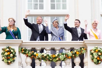 Công chúa Amalia của Hà Lan, Vua Willem-Alexander, Hoàng hậu Maxima, Hoàng tử Constantijn và Công chúa Laurentien (từ trái sang phải) vẫy chào người dân từ ban công Cung điện Noordeinde ở The Hague, Hà Lan, ngày 20/9/2022. (Ảnh: Tân Hoa xã)