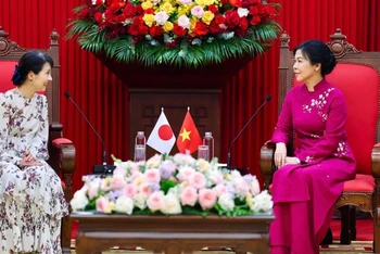 Bà Ngô Phương Ly, Phu nhân Tổng Bí thư Tô Lâm và bà Ishiba Yoshiko, Phu nhân Thủ tướng Nhật Bản Ishiba Shigeru tại buổi gặp gỡ. (Ảnh: BNG)