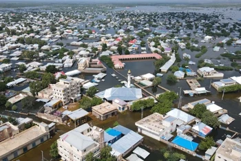 Cảnh ngập lụt tại thành phố Beledweyne, miền trung Somalia vào năm 2023. (Ảnh: Tân Hoa xã)