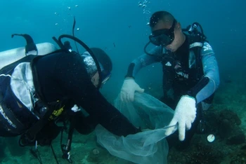 Thu gom rác thải dưới đáy biển. (Ảnh: Tân Hoa xã)