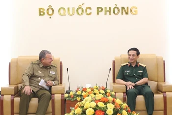 Đại tướng Phan Văn Giang, Bộ trưởng Quốc phòng tiếp Trung tướng Víctor Leonardo Rojo Ramos, Chủ nhiệm Chính trị các Lực lượng vũ trang cách mạng Cuba. (Ảnh: TTXVN)
