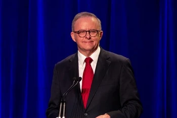 Thủ tướng Australia Anthony Albanese phát biểu sau khi giành chiến thắng trong cuộc tổng tuyển cử liên bang ngày 3/5/2025. (Ảnh: Tân Hoa xã)