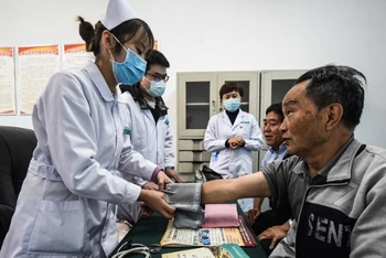 Nhân viên y tế cung cấp dịch vụ chăm sóc sức khỏe miễn phí cho người cao tuổi tại tỉnh Quý Châu, Trung Quốc. (Ảnh: Tân Hoa xã)