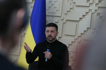 Tổng thống Ukraine Volodymyr Zelensky trong một cuộc họp báo tại sứ quán Ukraine ở Ankara, Thổ Nhĩ Kỳ ngày 15/5/25. (Ảnh: Tân Hoa xã)