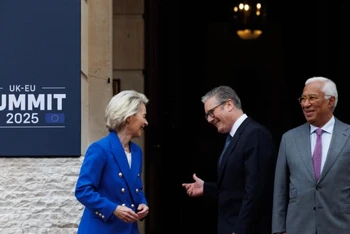 Thủ tướng Anh Keir Starmer, Chủ tịch Ủy ban châu Âu Ursula von der Leyen và Chủ tịch Hội đồng châu Âu Antonio Costa xuất hiện trước thềm Hội nghị thượng đỉnh Anh-EU tại London, ngày 19/5/2025. (Ảnh: Tân Hoa xã)