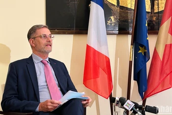 Đại sứ Pháp tại Việt Nam Olivier Brochet trao đổi với báo chí trước thềm chuyến thăm cấp nhà nước tới Việt Nam của Tổng thống Emmanuel Macron. (Ảnh: HẢI YẾN)