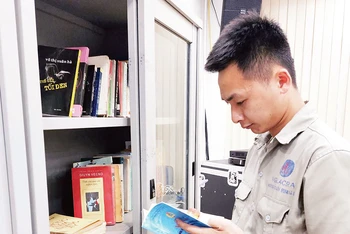 Công nhân đọc sách tại điểm sinh hoạt văn hóa công nhân ở Công ty cổ phần hãng sơn Đông Á. (Ảnh NGỌC ÁNH)