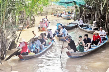 Chèo đò đưa du khách khám phá hệ thống kênh, rạch tại cù lao Thới Sơn, thành phố Mỹ Tho.
