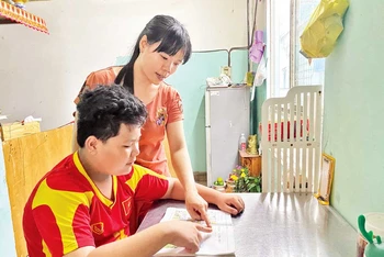Công nhân Phạm Thị Ngọc Thắng mất việc, hiện chuyển qua làm giúp việc nhà, đưa đón học sinh.