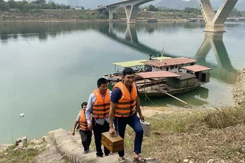 Hoạt động quan trắc thủy văn cảnh báo sớm nguồn nước hạ du tại Trạm Thủy văn Hòa Bình.