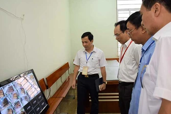 Đoàn Kiểm tra của Bộ Giáo dục và Đào tạo giám sát điểm thi tại tỉnh Thái Nguyên. (Ảnh THU MINH)