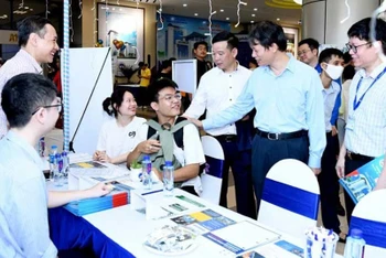 Ban Giám hiệu Trường đại học Kinh tế Quốc dân trao đổi với thí sinh tại ngày hội tư vấn tuyển sinh năm 2023 của trường. (Ảnh TUẤN ANH)