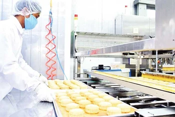 Sản xuất bánh trung thu tại Tập đoàn KIDO.