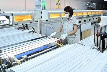 Sản xuất bóng đèn led tại Công ty cổ phần Bóng đèn phích nước Rạng Đông. (Ảnh DUY ĐĂNG)
