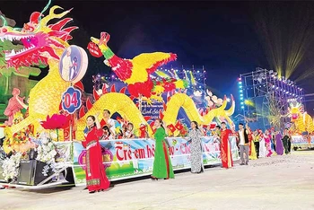 Đường phố Tuyên Quang sôi động với những mô hình trung thu khổng lồ.