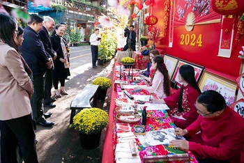 Một góc đường sách cà-phê Buôn Ma Thuột đón Tết Giáp Thìn 2024. (Ảnh HUY CHIẾN)