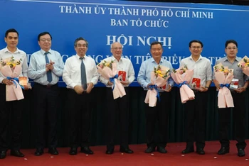 Thành ủy Thành phố Hồ Chí Minh biểu dương các đảng viên tiêu biểu năm 2023.