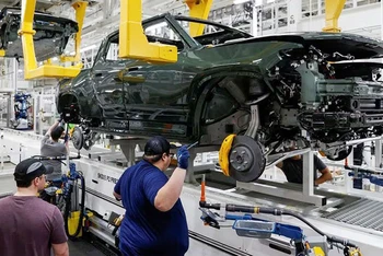 Công nhân làm việc trong một nhà máy sản xuất xe điện ở Mỹ. (Ảnh REUTERS)