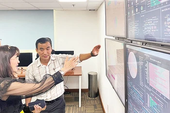 Đại diện Sở Thông tin và Truyền thông Thành phố Hồ Chí Minh giới thiệu phần mềm “Lắng nghe mạng xã hội”.