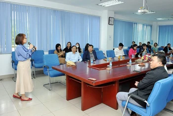 Các nhà đầu tư nghe thuyết trình của một nhóm nghiên cứu tại Khu Công nghệ cao Hòa Lạc. (Ảnh HÀ LINH)