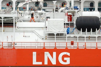 Tàu chở khí tự nhiên hóa lỏng ở Tây Ban Nha. (Ảnh REUTERS)
