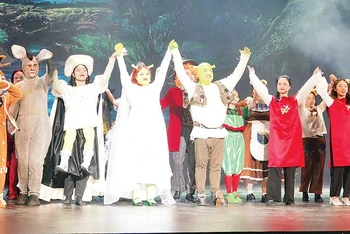 Vở nhạc kịch "Shrek" thu hút các em thiếu nhi thành phố trong dịp hè 2024.