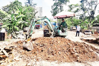 Lực lượng chức năng xã Tứ Hiệp xử lý vi phạm đất đai.