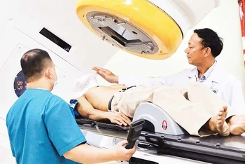 Bác sĩ kiểm tra bệnh nhân trước khi xạ trị lần đầu.