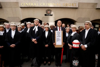 Các luật sư hình sự đứng bên ngoài tòa án "Old Bailey", London, Anh, ngày 27/6/2022. (Ảnh: Reuters)