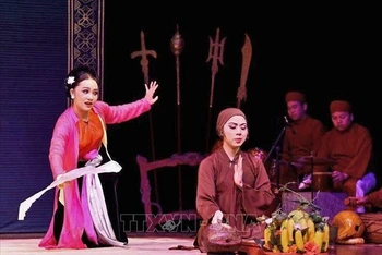 Trích đoạn "Thị Màu lên chùa" nổi tiếng của vở chèo Quan Âm Thị Kính. (Ảnh: TTXVN)