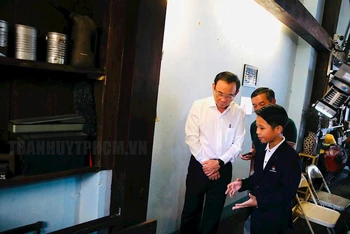 Bí thư Thành ủy Thành phố Hồ Chí Minh Nguyễn Văn Nên cùng các đại biểu tìm hiểu về căn hầm bí mật, hộp thư bí mật. (Ảnh: Trang tin điện tử Đảng bộ Thành phố Hồ Chí Minh)