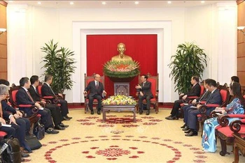 Đồng chí Võ Văn Thưởng, Ủy viên Bộ Chính trị, Thường trực Ban Bí thư tiếp Cố vấn đặc biệt Liên minh Nghị sĩ hữu nghị Nhật-Việt, nguyên Tổng Thư ký Đảng Dân chủ Tự do Nhật Bản Tsutomu Takebe. (Ảnh: TTXVN)