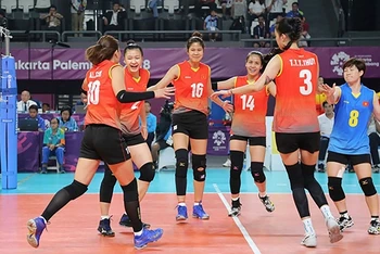Các cô gái trong Đội bóng chuyền nữ Việt Nam ăn mừng chiến thắng. (Ảnh: Báo Quân đội nhân dân)