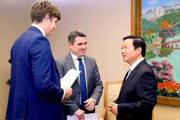 Phó Thủ tướng Trần Hồng Hà trao đổi với ông Tibor Stelbaczky (thứ 2 từ trái sang) và ông Chris Taylor. (Ảnh: VGP)