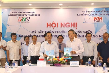 Lãnh đạo PTQ và VOH ký kết thỏa thuận hợp tác lĩnh vực công nghệ và nội dung trên sóng phát thanh.