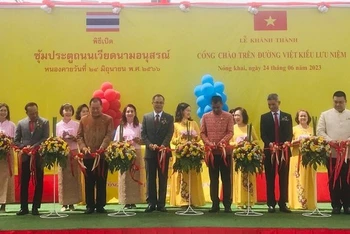 Các đại biểu cắt băng khánh thành Cổng chào Việt Nam trên con đường Việt kiều lưu niệm ở tỉnh Nong Khai. (Nguồn: Đại sứ quán Việt Nam tại Thái Lan)