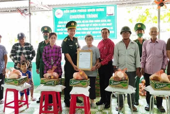Trao quà cho người có hoàn cảnh khó khăn. (Ảnh: Báo Dân tộc và phát triển)