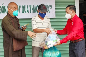 Thượng tọa Thích Chơn Tịnh tặng quà đến người lao động có hoàn cảnh khó khăn bị ảnh hưởng bởi dịch bệnh Covid-19. (Nguồn: Đảng Bộ Thành phố Hồ Chí Minh)