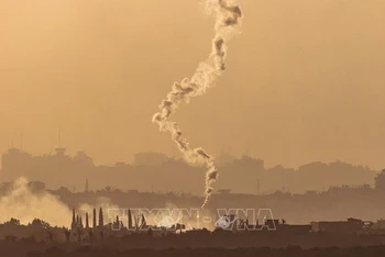 Khói lửa bốc lên tại Dải Gaza sau vụ oanh tạc của Israel ngày 8/11/2023. (Ảnh: AFP/TTXVN)