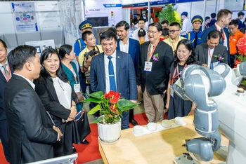 Các đại biểu tham gia triển lãm.