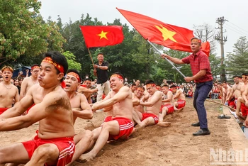 Nghi thức “kéo co ngồi” tại Lễ hội đền Trấn Vũ 2023. Ảnh: NHẬT QUANG