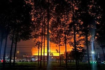 Lửa cháy bốc cao tại Công ty Trách nhiệm hữu hạn Shing Mark Vina, Khu công nghiệp Bàu Xéo.