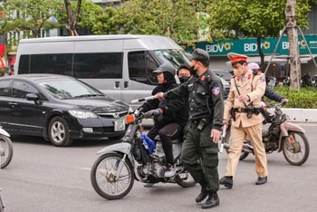 Tổ công tác đặc biệt kiểm tra trường hợp các thanh niên điều khiển xe không đội mũ bảo hiểm tham gia giao thông.