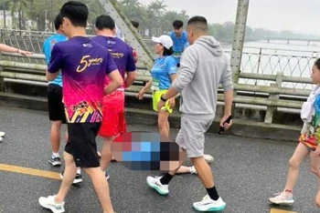 Một người phụ nữ bị ngất xỉu khi tham gia giải chạy tại Huế. (Ảnh CTV)