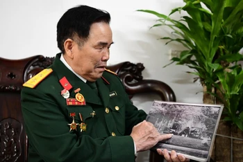 Trung sĩ Ngô Sỹ Nguyên, pháo thủ xe tăng 390, cùng đồng đội húc tung cổng Dinh Độc Lập, góp phần làm nên chiến thắng 30/4/1975 lịch sử. (Ảnh: THẾ DƯƠNG)