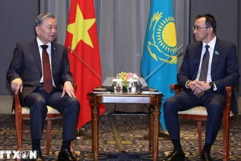 Tổng Bí thư Tô Lâm hội kiến Chủ tịch Thượng viện Kazakhstan Maulen Ashimbayev. (Ảnh: Thống Nhất/TTXVN)